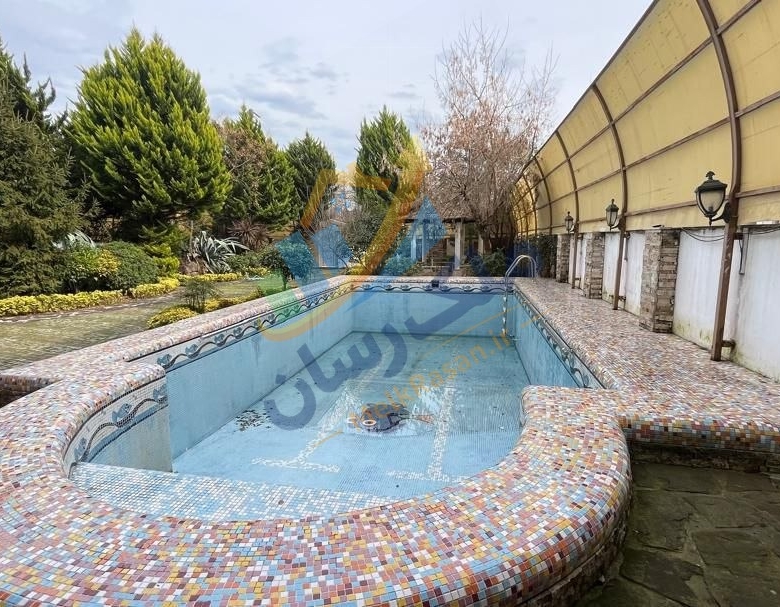 ویلای تریبلکس لاکچری استخردار در چلک زیبا نوشهر با ۱۰۰۰ متر زمین و ۹۵۰ متر بنا، ۵ خواب و ویوی ابدی کوه و جنگل نمای استخر