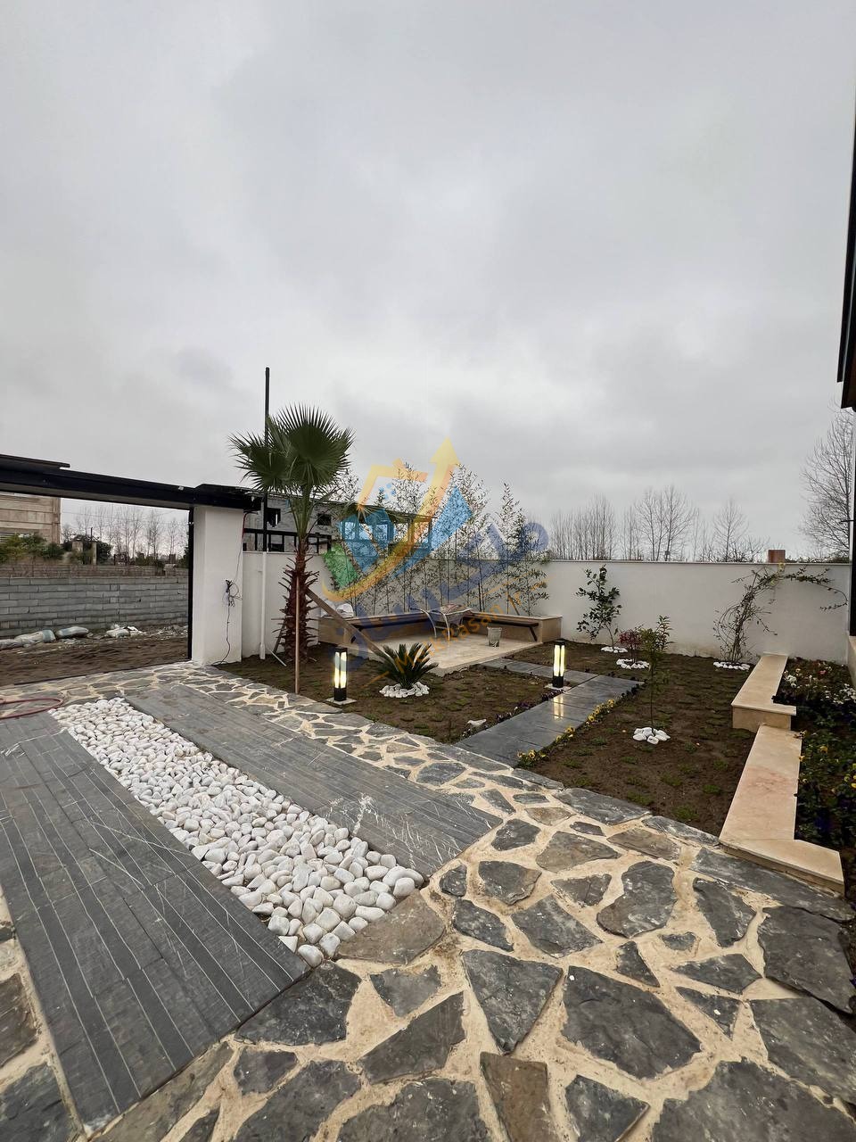 photo_3_2026-02-15_01-28-43 ویلای فلت نما مدرن در محمودآباد با ۲۲۰ متر زمین و ۱۴۰ متر بنا، دو خواب مستر، فاصله کمتر از ۳ دقیقه تا دریا نمای حیاط