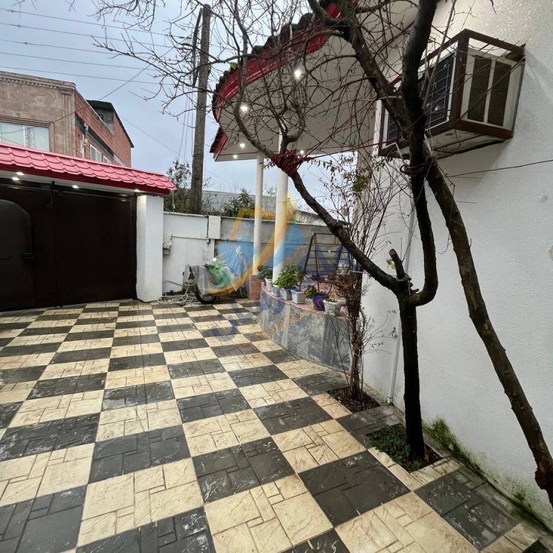 ویلای فلت در سرخرود با ۲۵۰ متر زمین و ۱۰۰ متر بنا، دو خواب مستر، سند شش‌دانگ و فاصله ۳ دقیقه تا ساحل نمای حیاط