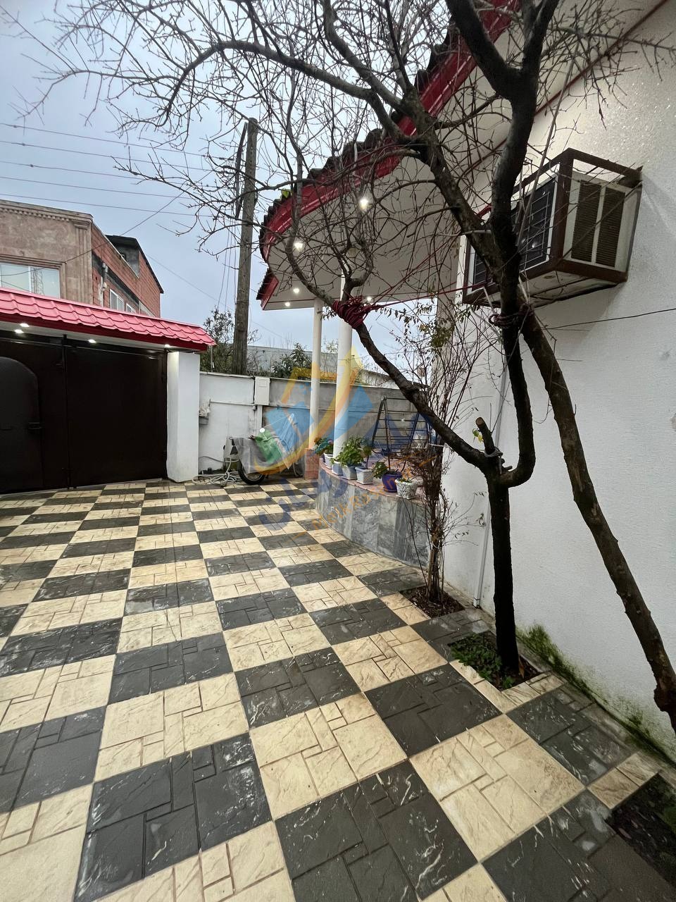 ویلای فلت در سرخرود با ۲۵۰ متر زمین و ۱۰۰ متر بنا، دو خواب مستر، سند شش‌دانگ و فاصله ۳ دقیقه تا ساحل نمای حیاط