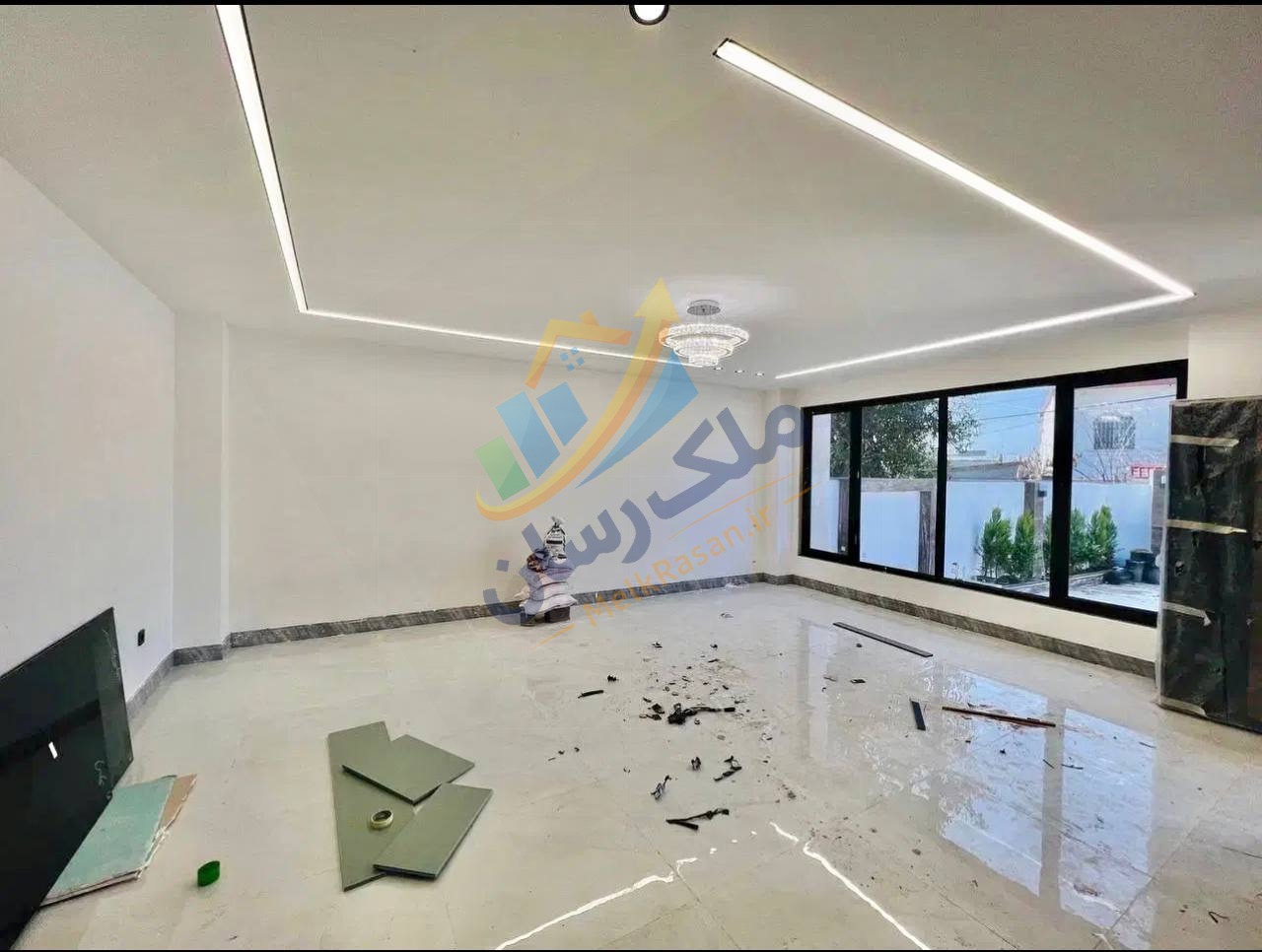 ویلا دوبلکس مدرن در محدوده آمل به سرخرود با ۲۱۰ متر زمین و ۱۸۰ متر بنا، سه خواب مستر و استخر چهار فصل نمای سالن