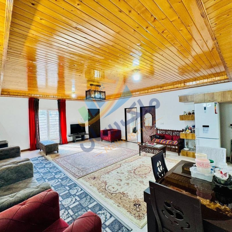 ویلاباغ فلت نما سنگی با سقف چوبی در محمودآباد، ۲۳۰ متر زمین و ۱۰۰ متر بنا نمای سالن