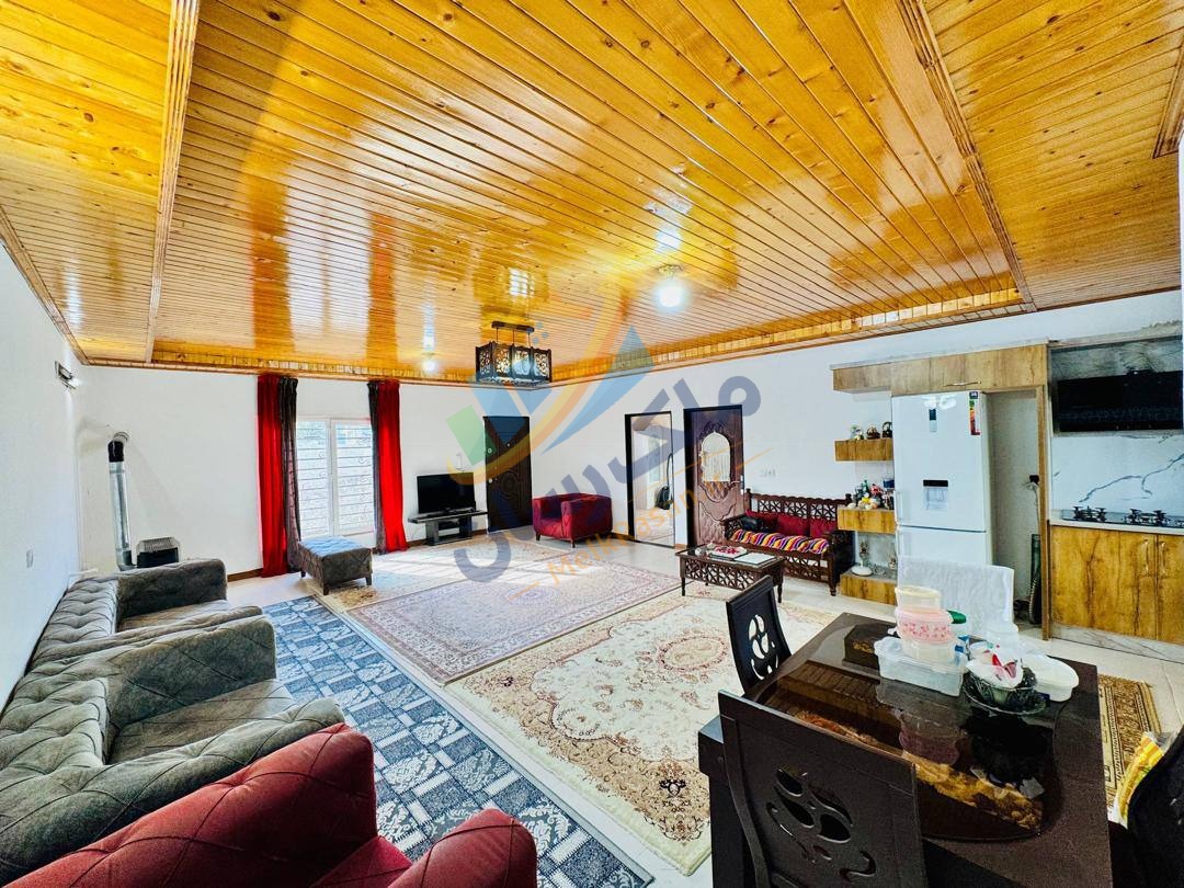 ویلاباغ فلت نما سنگی با سقف چوبی در محمودآباد، ۲۳۰ متر زمین و ۱۰۰ متر بنا نمای سالن