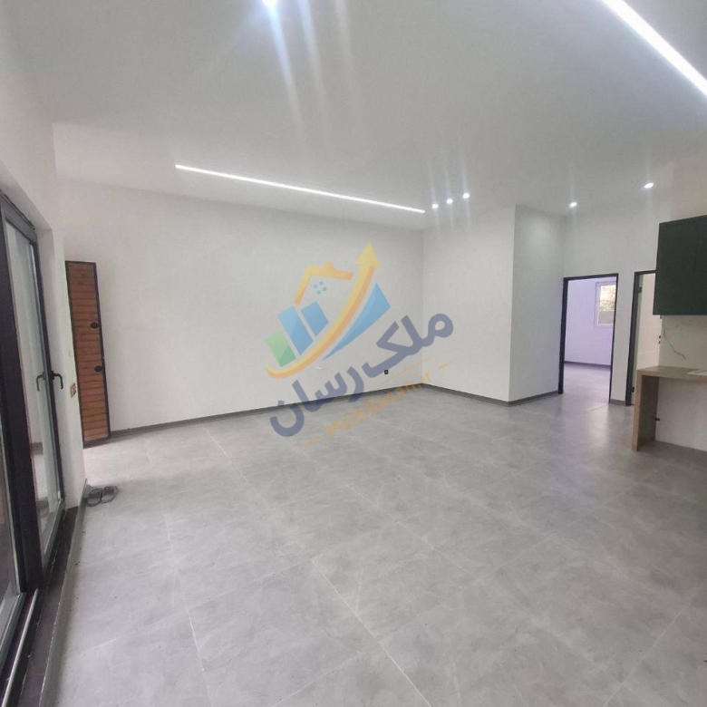 ویلا فلت در سرخرود جاده دریا با ۱۶۰ متر زمین و ۹۵ متر بنا، دو خواب و یک خواب مستر، سند تک‌برگ نمای سالن