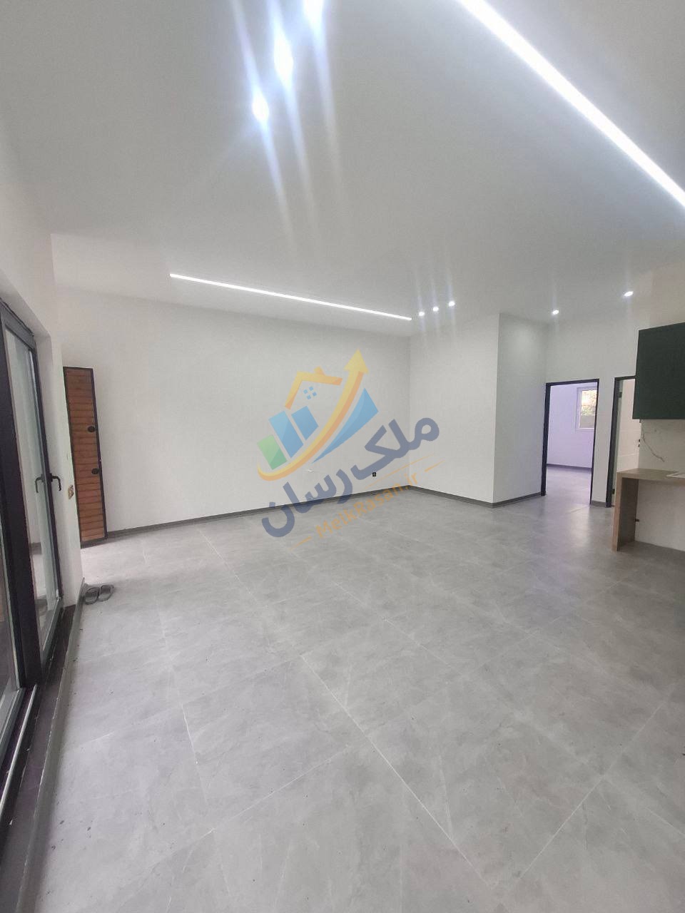 ویلا فلت در سرخرود جاده دریا با ۱۶۰ متر زمین و ۹۵ متر بنا، دو خواب و یک خواب مستر، سند تک‌برگ نمای سالن