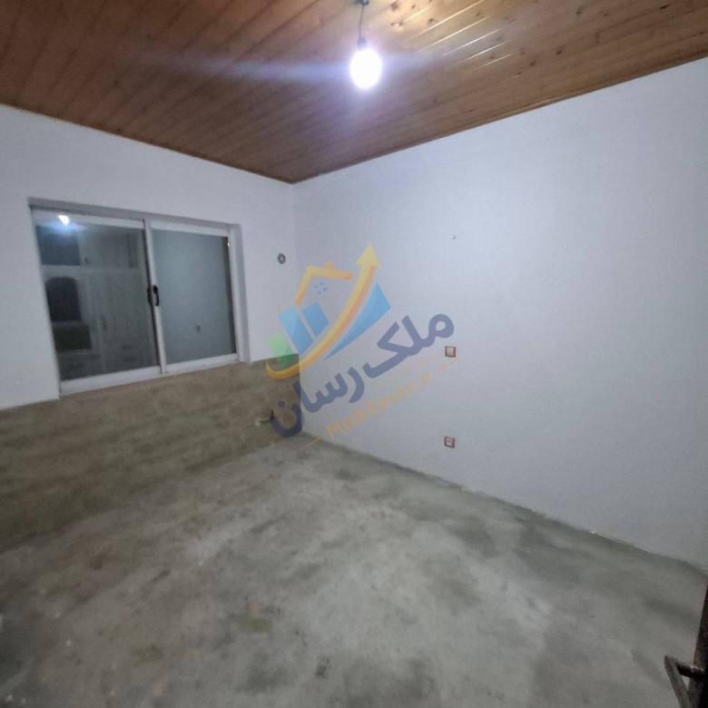 ویلا فلت نما سنگی ساحلی در سرخرود با ۲۲۰ متر زمین و ۱۰۰ متر بنا، دو خواب، داخل بافت شهری نمای اتاق