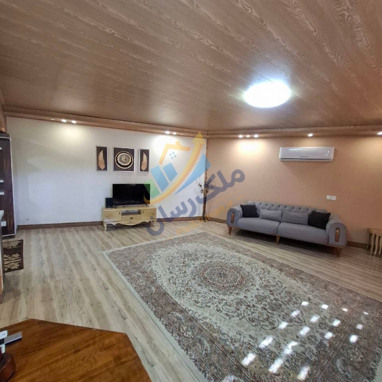 ویلای فلت نما سنگی در محمودآباد نوار ساحلی با ۱۵۰ متر زمین و ۱۰۰ متر بنا، دو خواب مستر، سند تک‌برگ نمای سالن