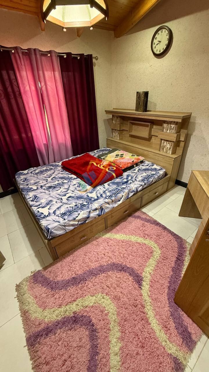 ویلای فلت شهرکی در ایزدشهر با ۲۰۰ متر زمین و ۱۲۰ متر بنا، دو خواب، سقف چوبی و فرنیش نمای اتاف خواب