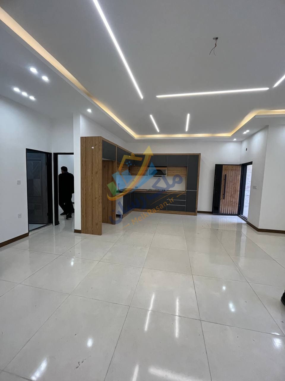 ویلای فلت نوساز نما مدرن در جاده دریا سرخرود با ۱۶۰ متر زمین و ۱۰۰ متر بنا، دو خواب مستر، شهرکی با نگهبانی نمای سالن