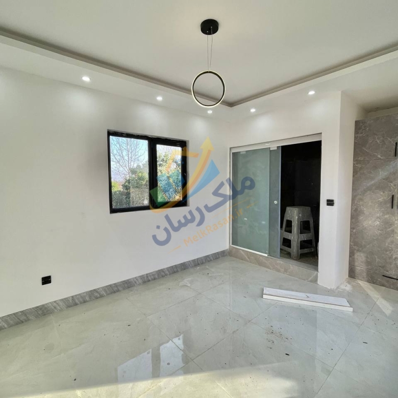 ویلا دوبلکس مدرن در محدوده آمل به سرخرود با ۲۱۰ متر زمین و ۱۸۰ متر بنا، سه خواب مستر و استخر چهار فصل نمای اتاق خواب