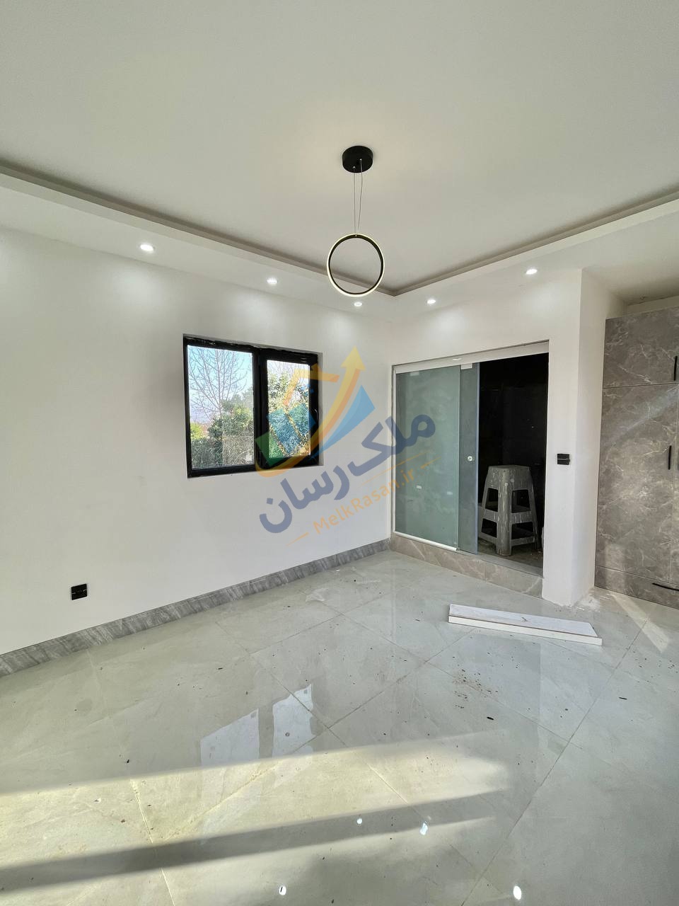 ویلا دوبلکس مدرن در محدوده آمل به سرخرود با ۲۱۰ متر زمین و ۱۸۰ متر بنا، سه خواب مستر و استخر چهار فصل نمای اتاق خواب