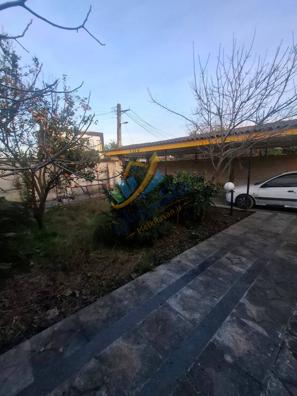 ویلا فلت باغی در جاده دریا سرخرود با ۴۰۰ متر زمین و ۱۰۰ متر بنا، دو خواب و مدارک کامل نمای حیاط