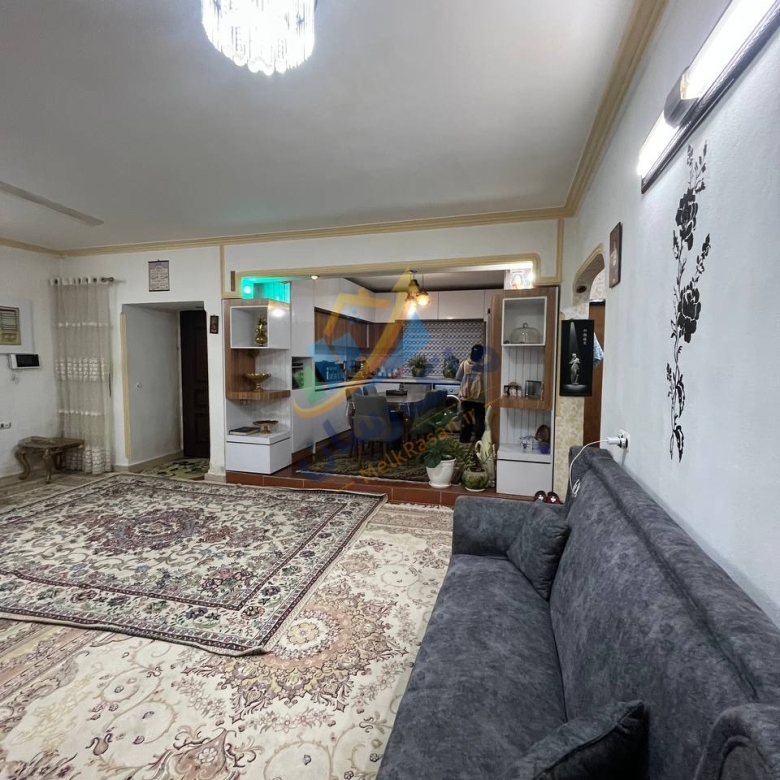 ویلای فلت در سرخرود با ۲۵۰ متر زمین و ۱۰۰ متر بنا، دو خواب مستر، سند شش‌دانگ و فاصله ۳ دقیقه تا ساحل نمای سالن