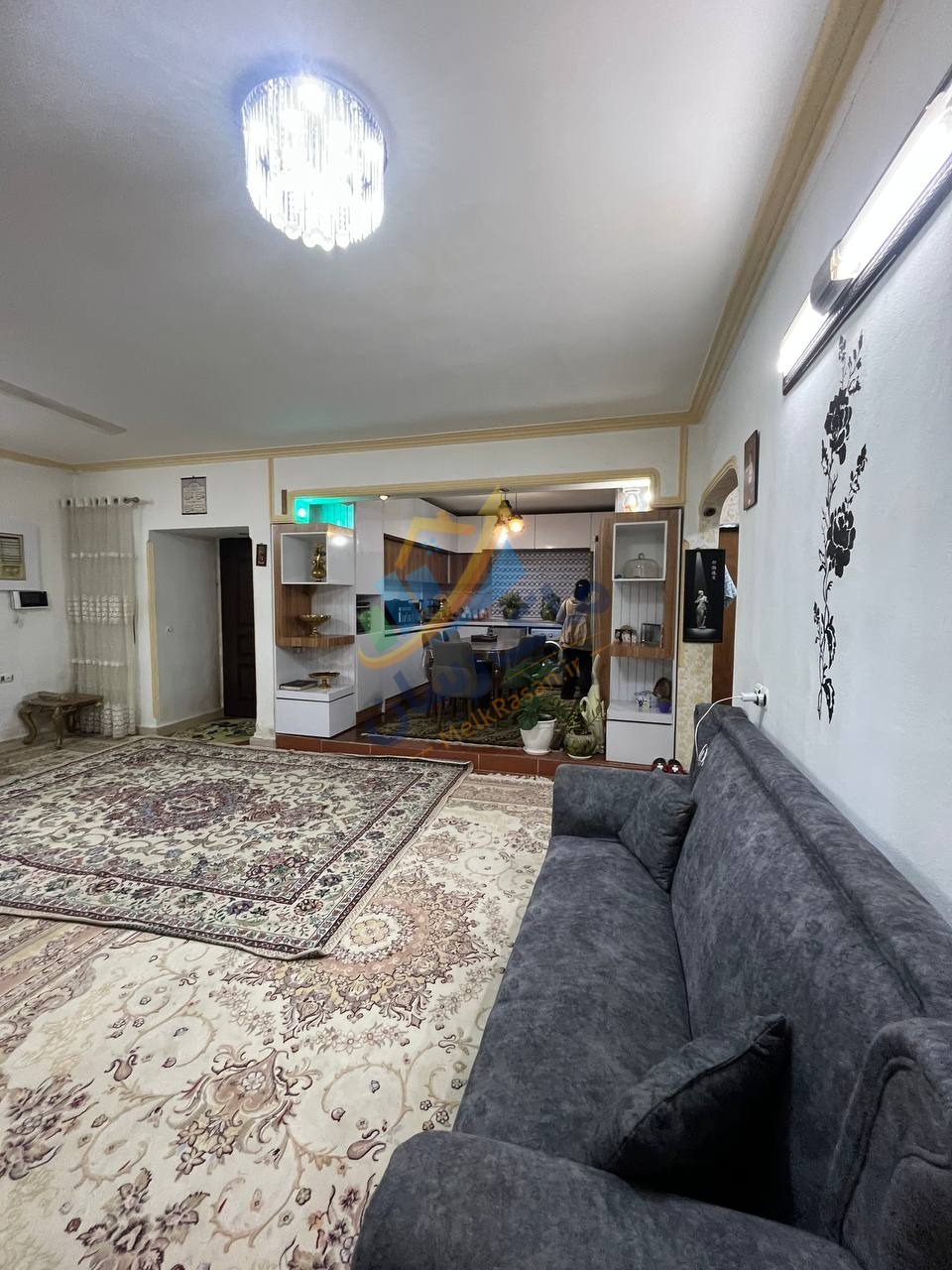 ویلای فلت در سرخرود با ۲۵۰ متر زمین و ۱۰۰ متر بنا، دو خواب مستر، سند شش‌دانگ و فاصله ۳ دقیقه تا ساحل نمای سالن