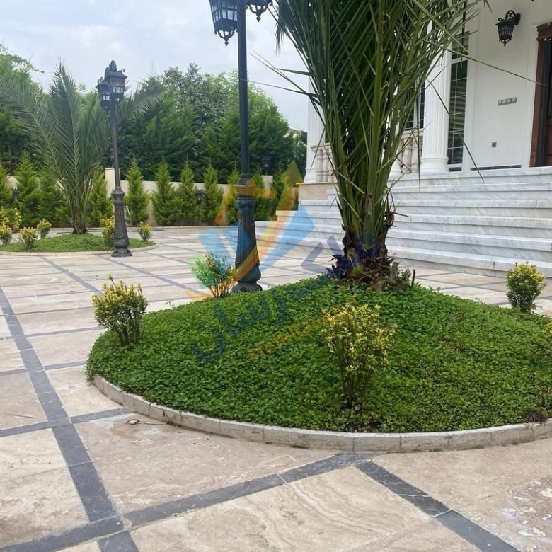 ویلا تریبلکس لوکس در چلک نوشهر با ۹۰۰ متر زمین، ۱۰۰۰ متر بنا، ۵ خواب مستر، استخر چهار فصل و آسانسور تا روف‌گاردن نمای حیاط و جنگل