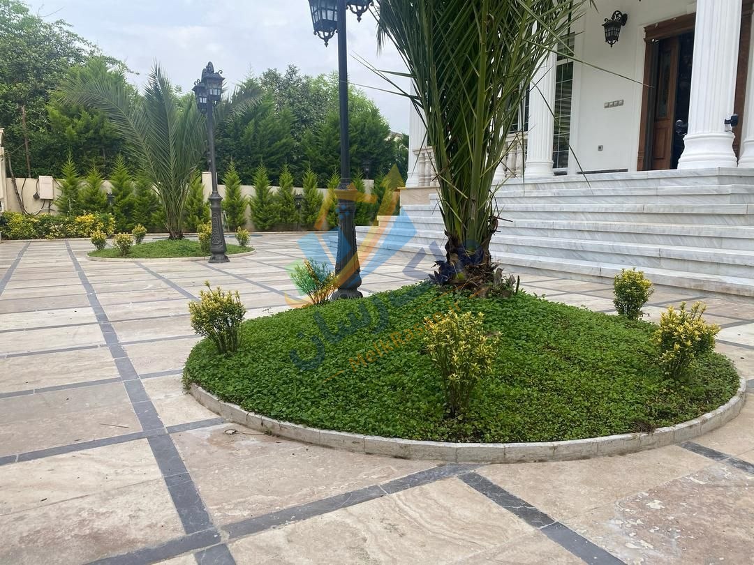 ویلا تریبلکس لوکس در چلک نوشهر با ۹۰۰ متر زمین، ۱۰۰۰ متر بنا، ۵ خواب مستر، استخر چهار فصل و آسانسور تا روف‌گاردن نمای حیاط و جنگل