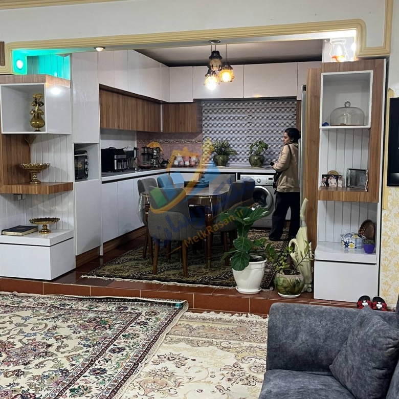 ویلای فلت در سرخرود با ۲۵۰ متر زمین و ۱۰۰ متر بنا، دو خواب مستر، سند شش‌دانگ و فاصله ۳ دقیقه تا ساحل نمای آشپزخانه