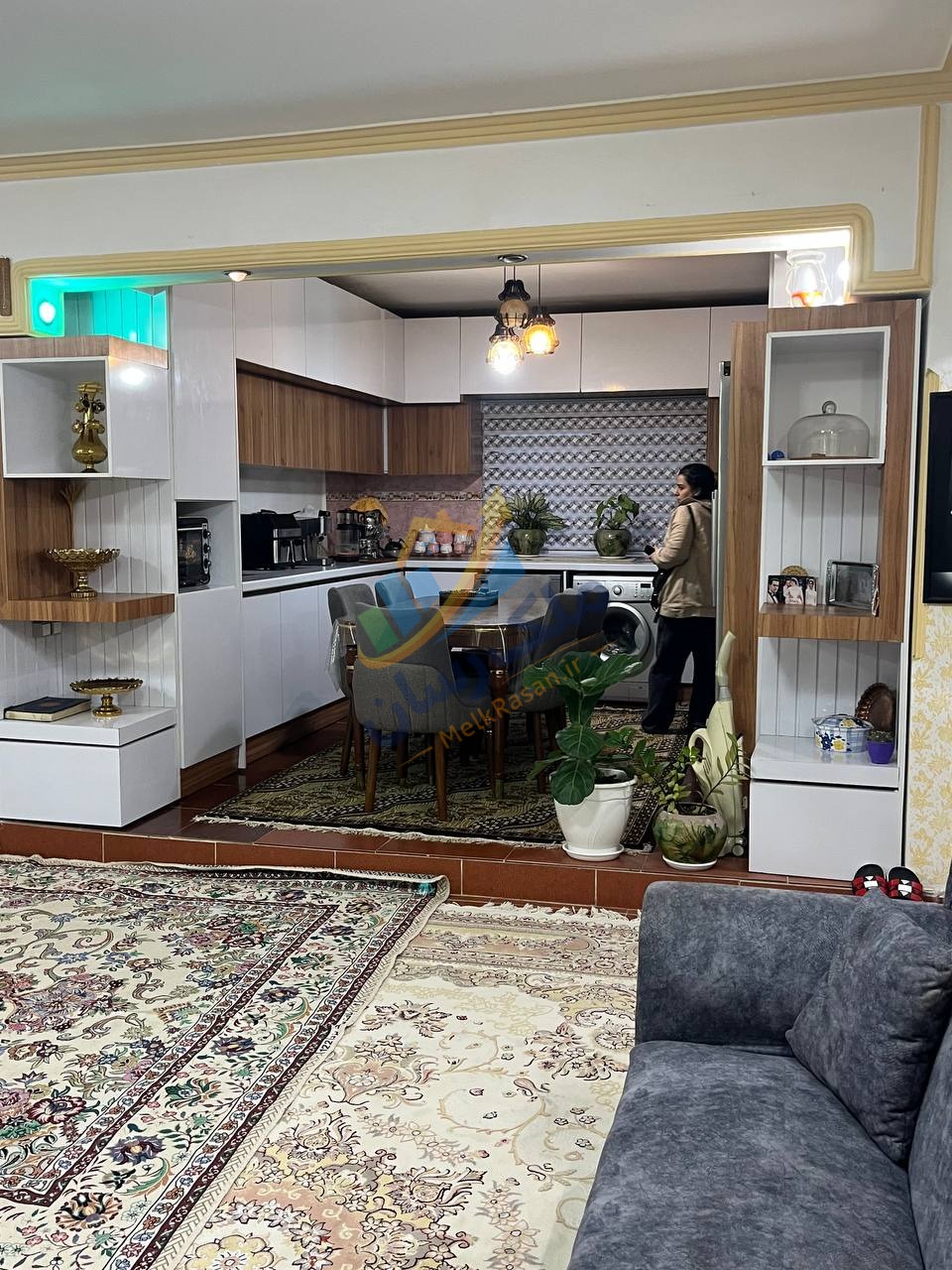 ویلای فلت در سرخرود با ۲۵۰ متر زمین و ۱۰۰ متر بنا، دو خواب مستر، سند شش‌دانگ و فاصله ۳ دقیقه تا ساحل نمای آشپزخانه