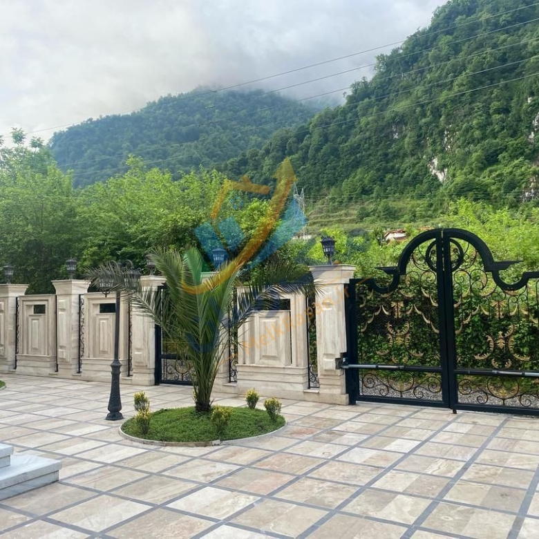 ویلا تریبلکس لوکس در چلک نوشهر با ۹۰۰ متر زمین، ۱۰۰۰ متر بنا، ۵ خواب مستر، استخر چهار فصل و آسانسور تا روف‌گاردن نمای حیاط و جنگل