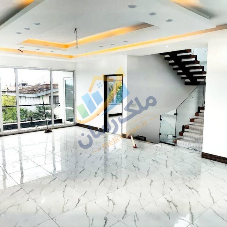ویلا دوبلکس نما مدرن استخردار در نوشهر با ۲۲۰ متر زمین و ۳۰۰ متر بنا، چهار خواب مستر با ویوی کوه و ساحل نمای سالن