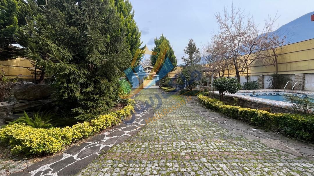 photo_8_2026-02-08_23-59-09 ویلای تریبلکس لاکچری استخردار در چلک زیبا نوشهر با ۱۰۰۰ متر زمین و ۹۵۰ متر بنا، ۵ خواب و ویوی ابدی کوه و جنگل نمای حیاط