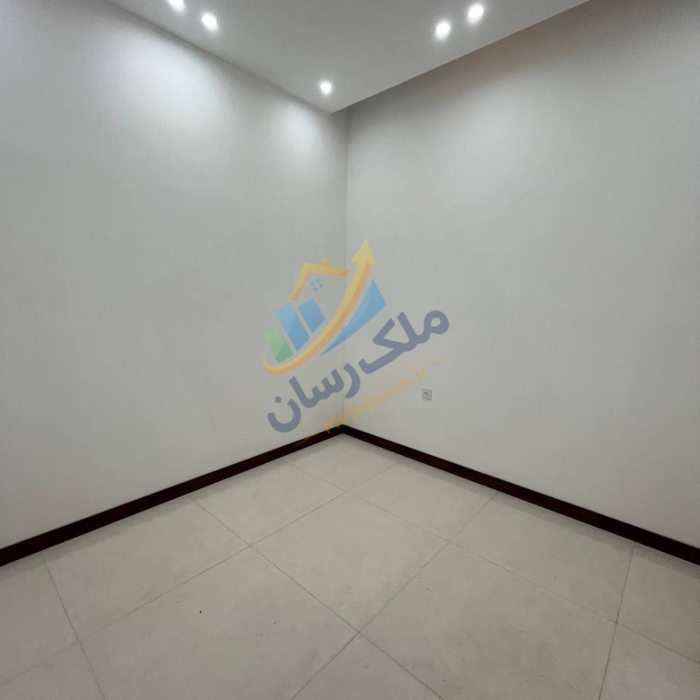 ویلای فلت نوساز نما مدرن در جاده دریا سرخرود با ۱۶۰ متر زمین و ۱۰۰ متر بنا، دو خواب مستر، شهرکی با نگهبانی نمای اتاقخواب