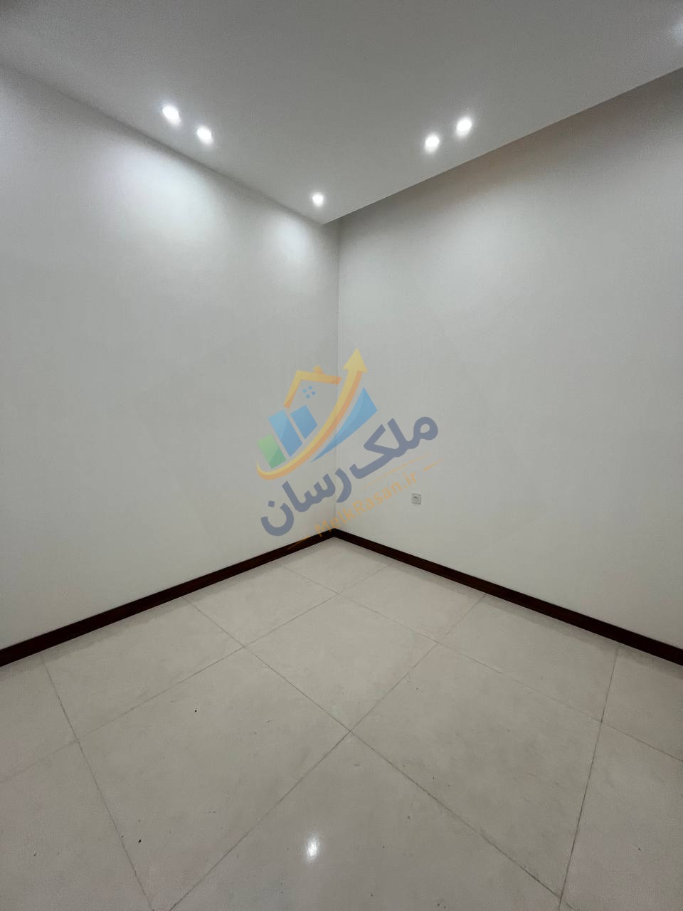 ویلای فلت نوساز نما مدرن در جاده دریا سرخرود با ۱۶۰ متر زمین و ۱۰۰ متر بنا، دو خواب مستر، شهرکی با نگهبانی نمای اتاقخواب