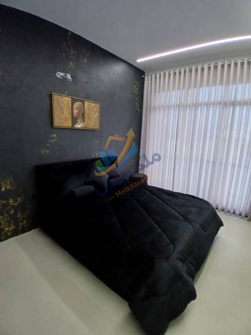 ویلای تریبلکس در نوشهر با ۳۰۰ متر زمین و ۴۵۰ متر بنا، سه خواب مستر، روف‌گاردن با ویوی ابدی کوه و جنگل، استخر داخلی و آسانسور نمای اتاق خواب
