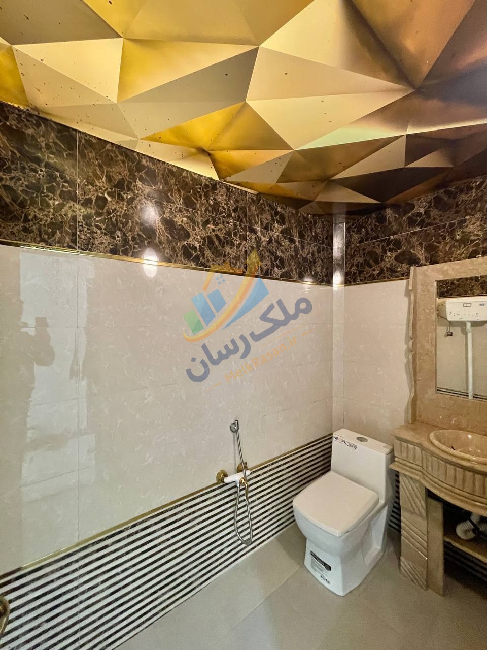 ویلا فلت نوساز در محمودآباد با ۲۰۵ متر زمین و ۱۲۰ متر بنا دو خواب مستر نما سنگ کامل نمای سرویس
