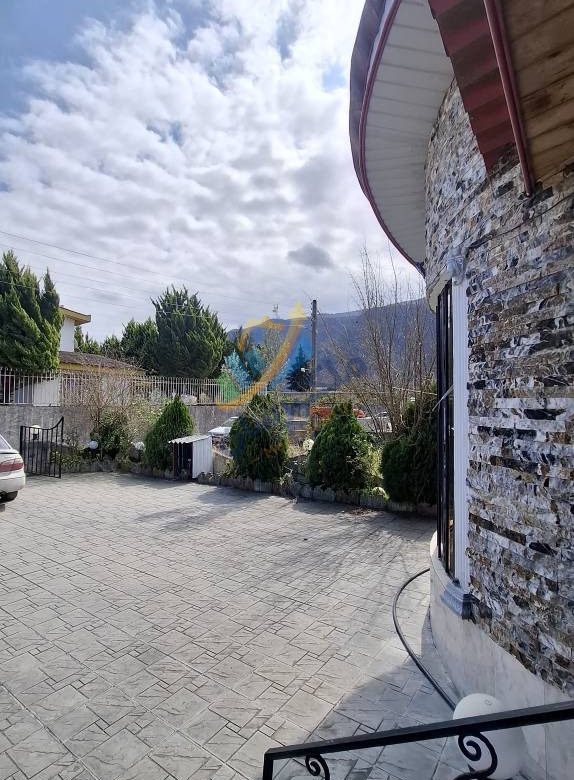 ویلا فلت شهرکی در نوشهر ۲۰۰ متر زمین ۱۰۰ متر بنا نمای حیاط